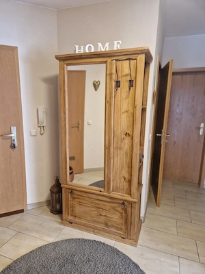 Ein Garderoben- und Ein Schuhschrank aus Massivholz