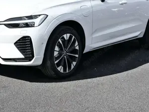 Volvo XC60 FACELIFT Ultra Dark Recharge Plug-In Hybrid AWD HU Bild 3