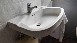 Haushaltsauflösung: Waschtischset komplett mit Boiler, Spiegel, Ablage, Handtuchhalter