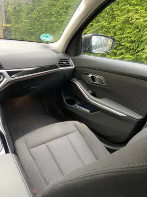 BMW 318 3er Touring Diesel 318d Touring Aut. Advantage Bild 2
