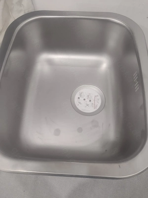 Einbauspüle mit Wasserhahn und Rohren