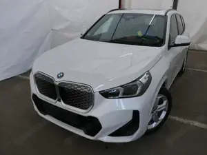 BMW iX1 30 xDrive M Sport ACC Pano KZU HuD AHK QI 3D Bild 2
