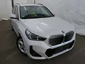 BMW iX1 30 xDrive M Sport ACC Pano KZU HuD AHK QI 3D Bild 4
