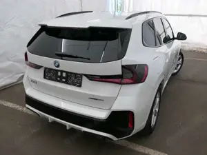 BMW iX1 30 xDrive M Sport ACC Pano KZU HuD AHK QI 3D Bild 3