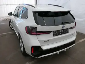 BMW iX1 30 xDrive M Sport ACC Pano KZU HuD AHK QI 3D Bild 5