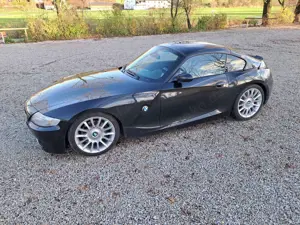 BMW Z4 BMW Z4 Coupe mit erweitertem Lederpaket und Aerodynamikschweller von BMW