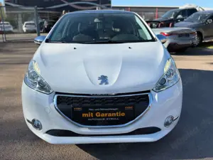 Peugeot 208 Style ZR bei 97 TKM gew.+ TÜV neu + Panorama