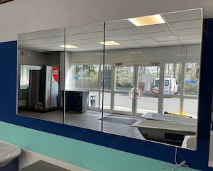 Spiegelschrank Breite ca. 1300 mm 