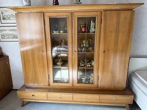 Schrank und Vitrine Nussbaum massiv