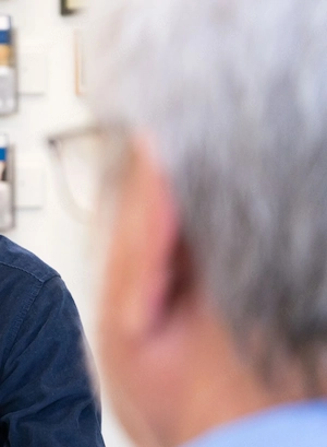 Attraktiver Bestager sucht neben der Pflege seiner Frau Wellnessstunden für Körper und Seele