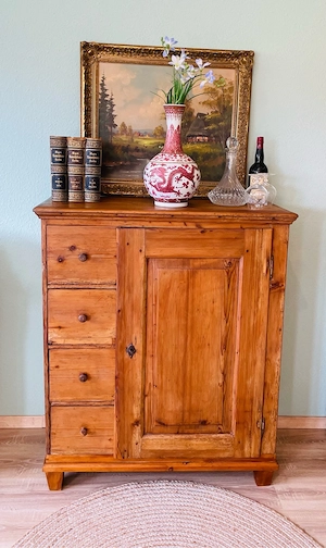 Antiker Biedermeier-Brotschrank aus Weichholz (1840er)   Landhaus-Stil, 4 Schubladen, Honigton, Schl