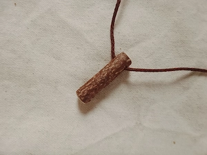 Kette mit Holz-Anhänger. Naturbelassen 