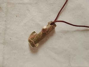 Kette mit Holz-Anhänger. Naturbelassen 