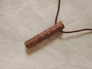 Kette mit Holz-Anhänger. Naturbelassen 