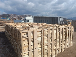 Großhandel mit Brennholz in Großmengen kammergetrocknetes Brennholz aus Buche, Fichte und Kiefer 