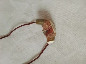 Kette mit Holz-Anhänger. Naturbelassen 