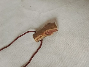 Kette mit Holz-Anhänger. Naturbelassen 