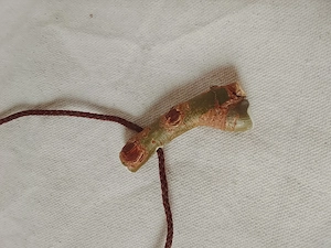 Kette mit Holz-Anhänger. Naturbelassen 