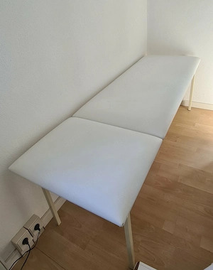 Untersuchungsliege weiß