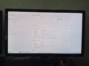 Desktop Rechner mit Tastatur und Maus ohne Bildschirm