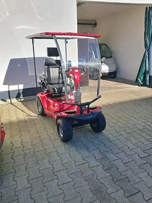 Elektromobil rot mit Dach.