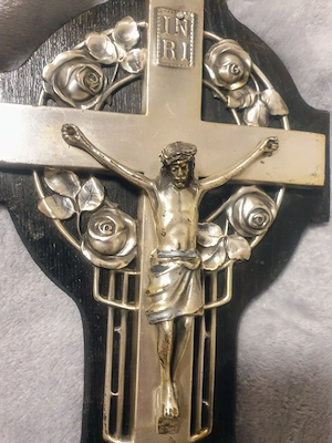 Antikes Kreuz mit Silber und Weihwasservorrichtung