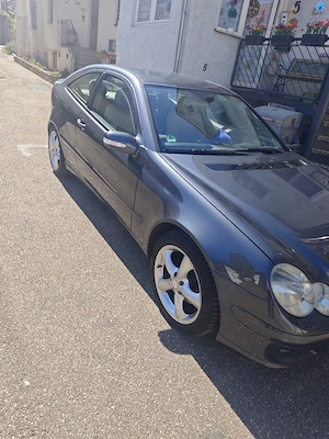 Verkaufe Mercedes C200. Pfeift beim Gas geben. Aussehen Top. Kein Rost Bild 2