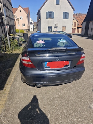 Verkaufe Mercedes C200. Pfeift beim Gas geben. Aussehen Top. Kein Rost Bild 5