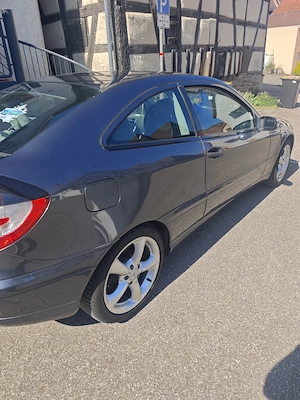Verkaufe Mercedes C200. Pfeift beim Gas geben. Aussehen Top. Kein Rost Bild 4