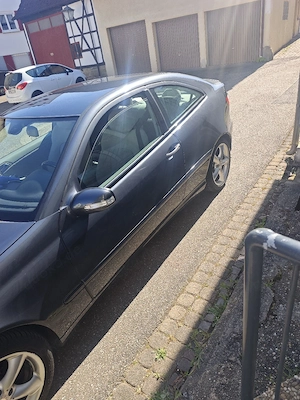Verkaufe Mercedes C200. Pfeift beim Gas geben. Aussehen Top. Kein Rost Bild 3