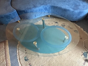 Glastisch mit mehreren Ablagen zu verkaufen 