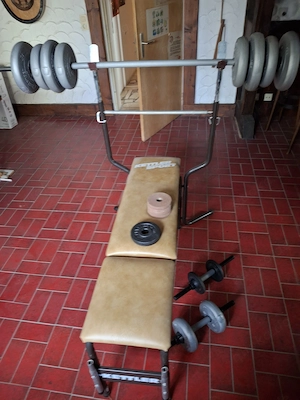 Hantelbank und Hantelscheiben zu verschenken