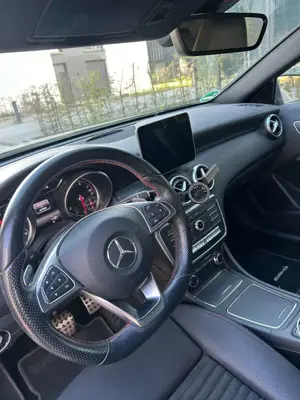 Mercedes-Benz A 180 7G-DCT AMG Line Bild 4