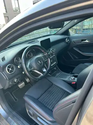 Mercedes-Benz A 180 7G-DCT AMG Line Bild 2