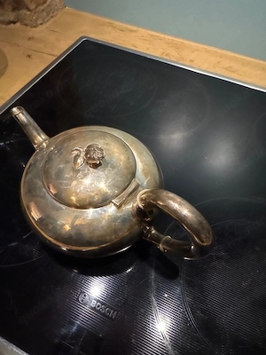 925 Sterling Silber Teekanne 563g Handarbeit mit plastischem Motiv