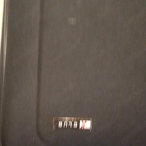 Koffer voller Damen Kleidung verschiedene Größen. 