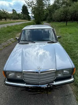 Mercedes-Benz 230 Opa's 230 E sucht neues zu Hause - lückenlose Historie - war nur im Familienbesitz