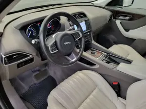 Jaguar F-Pace 20d AWD Pure *Leder| Navi| Pano* Bild 5