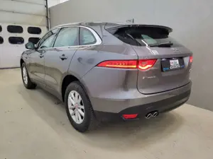 Jaguar F-Pace 20d AWD Pure *Leder| Navi| Pano* Bild 4