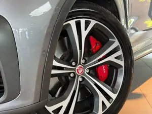 Jaguar F-Pace F-PACE SVR /PANO/MERIDIAN/HUD/360°KAM/MEMORY Bild 5