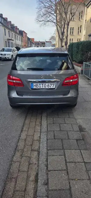 Mercedes-Benz 200 Bild 2