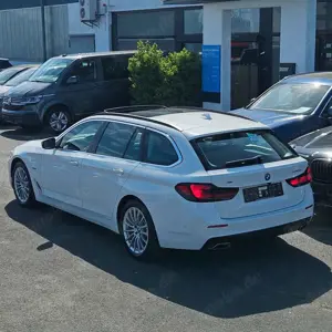 BMW 530 e 4X4*AHK*KAMERA*PANO*LEDERSTOFF SENSATEC Bild 2