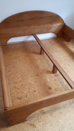 Zu verschenken. Ein vom Schreiner angefertigtes Bett