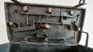 2547- Kriegskasse, 17.Jhd., EISENTRUHE Soldtruhe Eisenkasse, 6 Zuhaltungen !