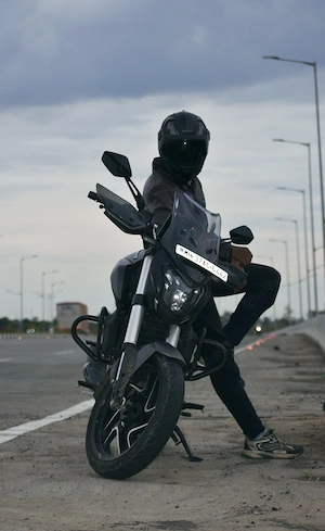 Cooler Biker hat Platz für eine heisse Sozia
