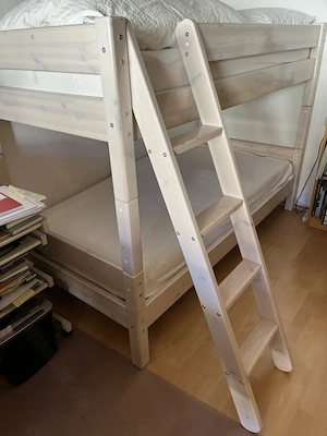 Doppelstockbett mit Lattenrosten und Matratzen