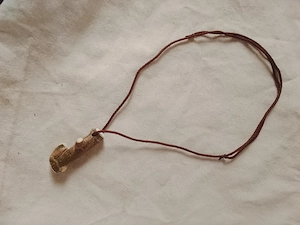 Kette mit Holz-Anhänger. Naturbelassen 