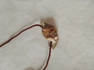 Kette mit Holz-Anhänger. Naturbelassen 