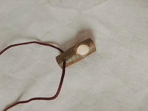 Kette mit Holz-Anhänger. Naturbelassen 