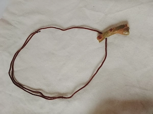 Kette mit Holz-Anhänger. Naturbelassen 